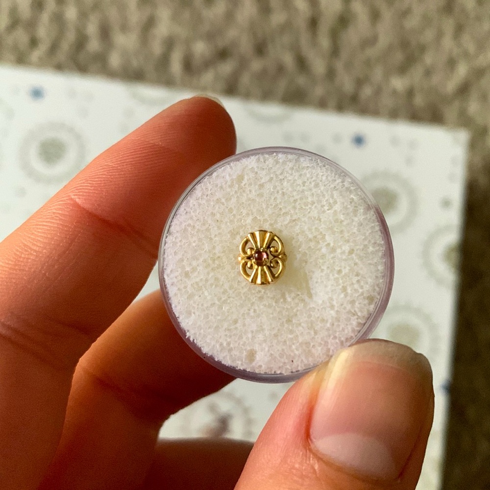 Padparadscha/ peach sapphire Threadless end in YG